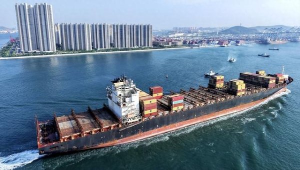 配资行业门户 关税冰封90天解冻: 化工原料商抢舱、囤料、运价的三重博弈